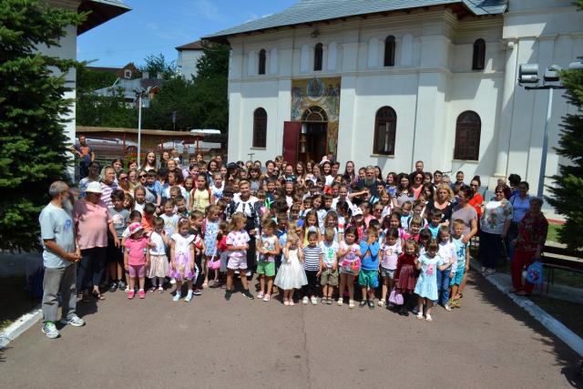 Cântecul și portul popular, prezentat copiilor din Botoşani