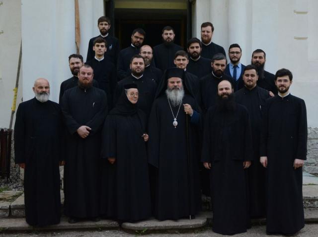 (Video) Episcopul Hușilor alături de tinerii preoți la Atelierul de formare de la Miclăușeni