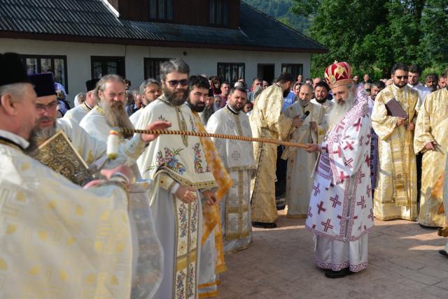 Părintele Mitropolit Teofan a târnosit Biserica din Grințieș – Neamț: „Dumnezeu ne tămăduiește de neputințe, dându-ne sănătatea iubirii”