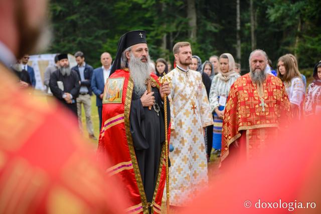 600 de tineri în Poiana Nemțișor – IPS Teofan: „Dumnezeu să vă dăruiască puterea și libertatea de a vă numi fiii Săi!”