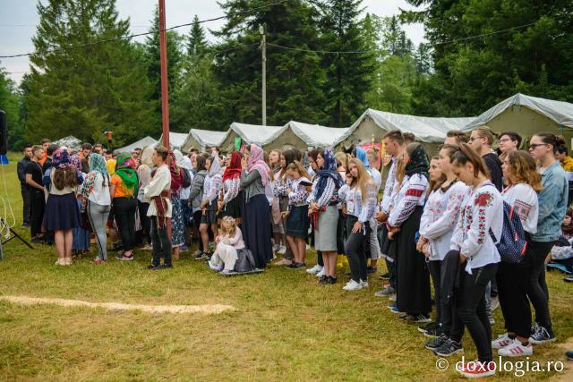 600 de tineri în Poiana Nemțișor – IPS Teofan: „Dumnezeu să vă dăruiască puterea și libertatea de a vă numi fiii Săi!”