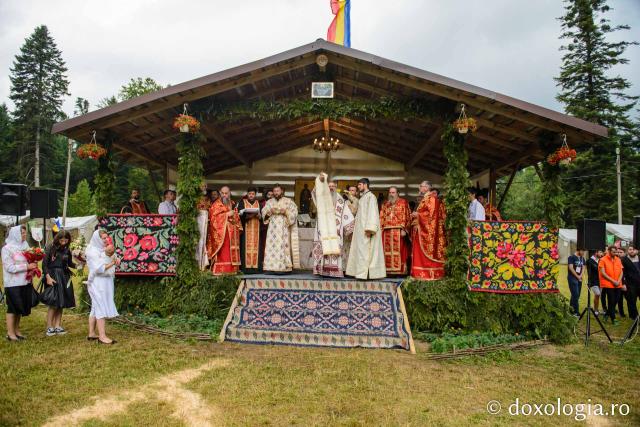 600 de tineri în Poiana Nemțișor – IPS Teofan: „Dumnezeu să vă dăruiască puterea și libertatea de a vă numi fiii Săi!”