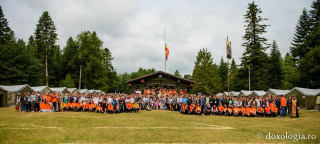 600 de tineri în Poiana Nemțișor – IPS Teofan: „Dumnezeu să vă dăruiască puterea și libertatea de a vă numi fiii Săi!”
