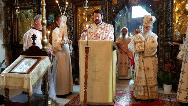 IPS Părinte Pimen a slujit Sfânta Liturghie la Mănăstirea „Sfântul Ioan cel Nou de la Suceava”