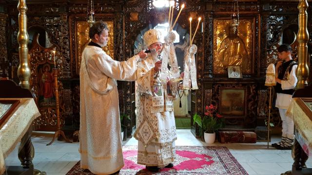 IPS Părinte Pimen a slujit Sfânta Liturghie la Mănăstirea „Sfântul Ioan cel Nou de la Suceava”