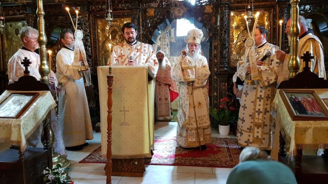 IPS Părinte Pimen a slujit Sfânta Liturghie la Mănăstirea „Sfântul Ioan cel Nou de la Suceava”