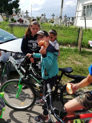 Tabăra „Vacanţă în tinda Bisericii” din Parohia Sadova, sub semnul omagierii satului românesc