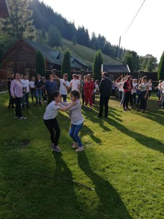 Tabăra „Vacanţă în tinda Bisericii” din Parohia Sadova, sub semnul omagierii satului românesc