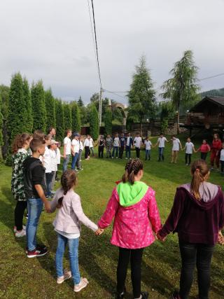Tabăra „Vacanţă în tinda Bisericii” din Parohia Sadova, sub semnul omagierii satului românesc