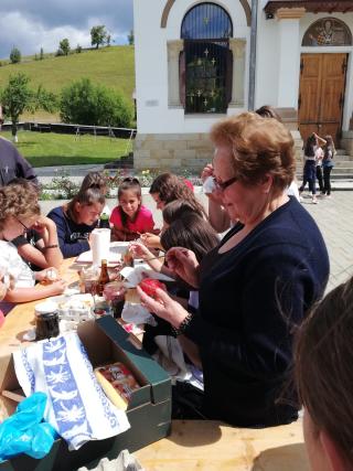Tabăra „Vacanţă în tinda Bisericii” din Parohia Sadova, sub semnul omagierii satului românesc