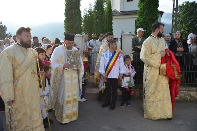 Părintele Mitropolit Teofan a târnosit Biserica din Grințieș – Neamț: „Dumnezeu ne tămăduiește de neputințe, dându-ne sănătatea iubirii”