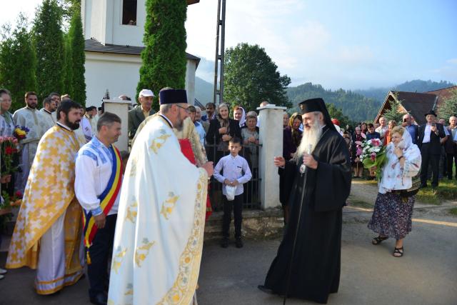 Părintele Mitropolit Teofan a târnosit Biserica din Grințieș – Neamț: „Dumnezeu ne tămăduiește de neputințe, dându-ne sănătatea iubirii”