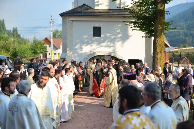 Părintele Mitropolit Teofan a târnosit Biserica din Grințieș – Neamț: „Dumnezeu ne tămăduiește de neputințe, dându-ne sănătatea iubirii”