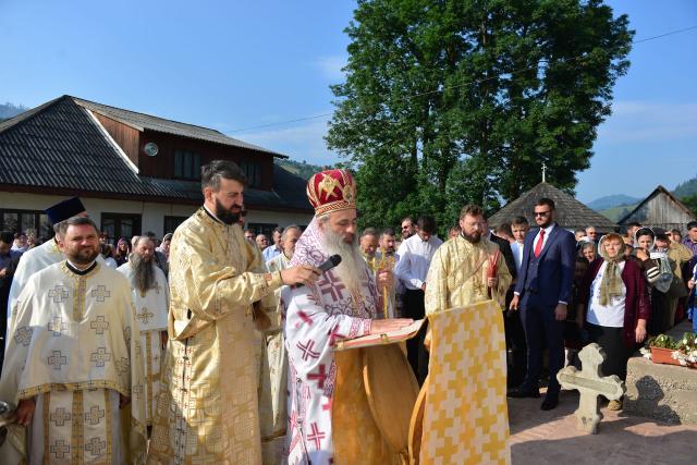 Părintele Mitropolit Teofan a târnosit Biserica din Grințieș – Neamț: „Dumnezeu ne tămăduiește de neputințe, dându-ne sănătatea iubirii”