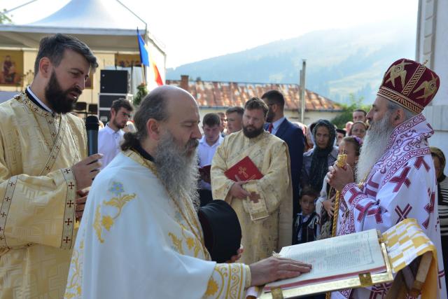 Părintele Mitropolit Teofan a târnosit Biserica din Grințieș – Neamț: „Dumnezeu ne tămăduiește de neputințe, dându-ne sănătatea iubirii”
