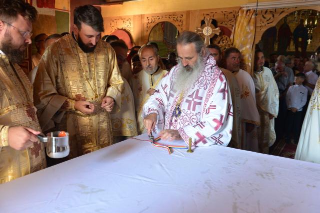 Părintele Mitropolit Teofan a târnosit Biserica din Grințieș – Neamț: „Dumnezeu ne tămăduiește de neputințe, dându-ne sănătatea iubirii”