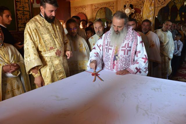 Părintele Mitropolit Teofan a târnosit Biserica din Grințieș – Neamț: „Dumnezeu ne tămăduiește de neputințe, dându-ne sănătatea iubirii”