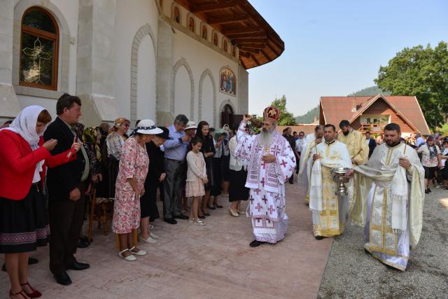 Părintele Mitropolit Teofan a târnosit Biserica din Grințieș – Neamț: „Dumnezeu ne tămăduiește de neputințe, dându-ne sănătatea iubirii”