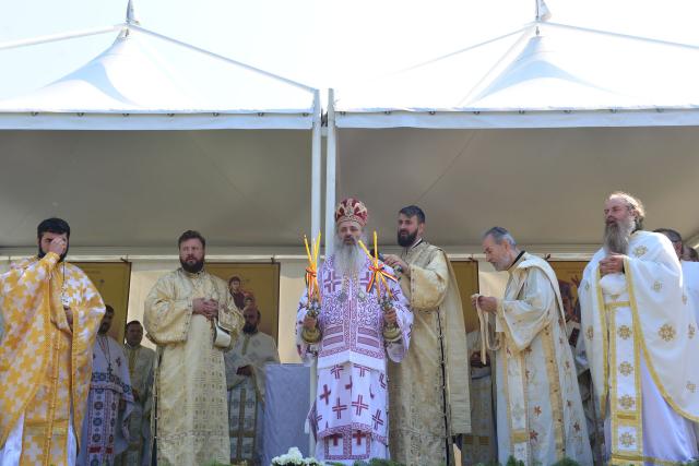Părintele Mitropolit Teofan a târnosit Biserica din Grințieș – Neamț: „Dumnezeu ne tămăduiește de neputințe, dându-ne sănătatea iubirii”