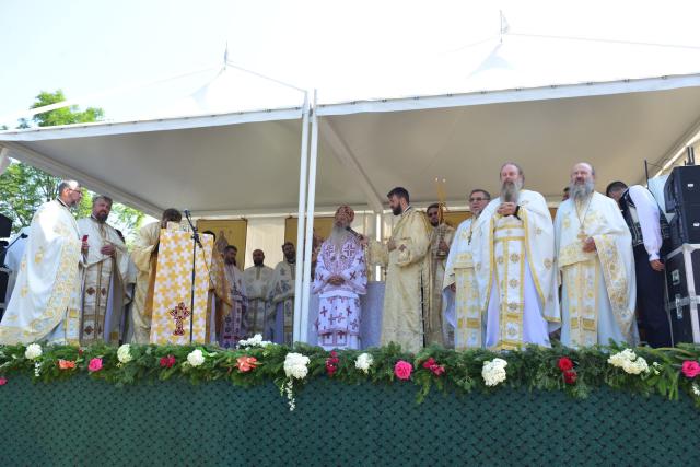 Părintele Mitropolit Teofan a târnosit Biserica din Grințieș – Neamț: „Dumnezeu ne tămăduiește de neputințe, dându-ne sănătatea iubirii”