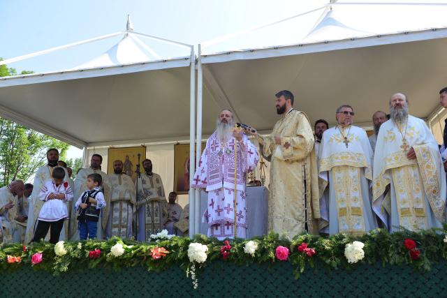 Părintele Mitropolit Teofan a târnosit Biserica din Grințieș – Neamț: „Dumnezeu ne tămăduiește de neputințe, dându-ne sănătatea iubirii”