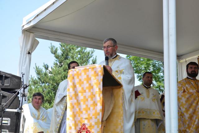 Părintele Mitropolit Teofan a târnosit Biserica din Grințieș – Neamț: „Dumnezeu ne tămăduiește de neputințe, dându-ne sănătatea iubirii”