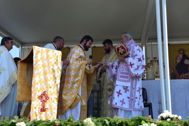 Părintele Mitropolit Teofan a târnosit Biserica din Grințieș – Neamț: „Dumnezeu ne tămăduiește de neputințe, dându-ne sănătatea iubirii”