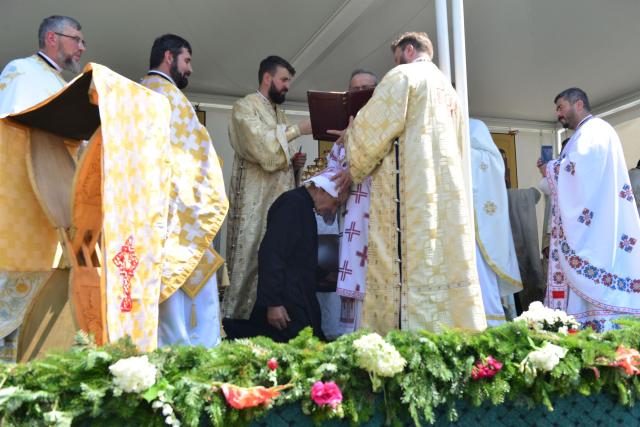 Părintele Mitropolit Teofan a târnosit Biserica din Grințieș – Neamț: „Dumnezeu ne tămăduiește de neputințe, dându-ne sănătatea iubirii”