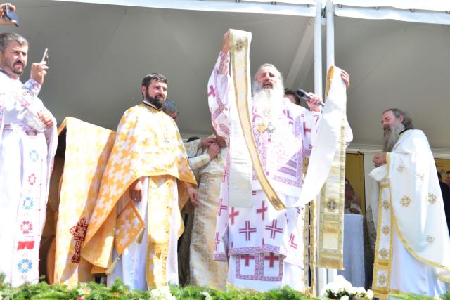 Părintele Mitropolit Teofan a târnosit Biserica din Grințieș – Neamț: „Dumnezeu ne tămăduiește de neputințe, dându-ne sănătatea iubirii”