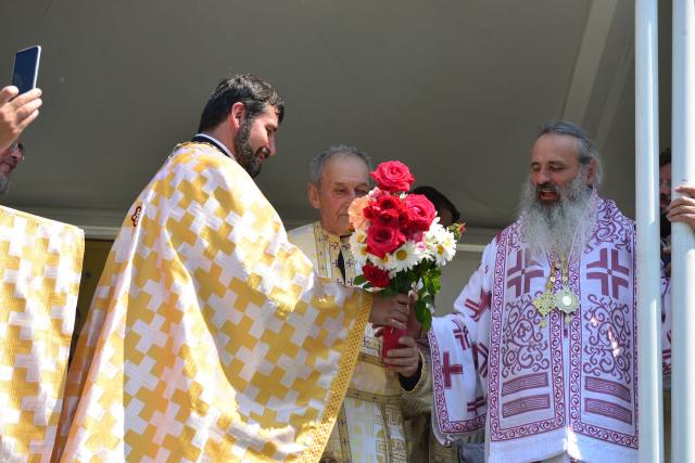 Părintele Mitropolit Teofan a târnosit Biserica din Grințieș – Neamț: „Dumnezeu ne tămăduiește de neputințe, dându-ne sănătatea iubirii”