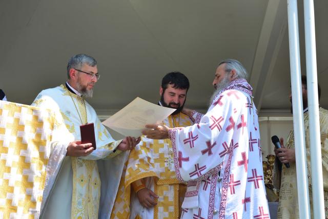 Părintele Mitropolit Teofan a târnosit Biserica din Grințieș – Neamț: „Dumnezeu ne tămăduiește de neputințe, dându-ne sănătatea iubirii”