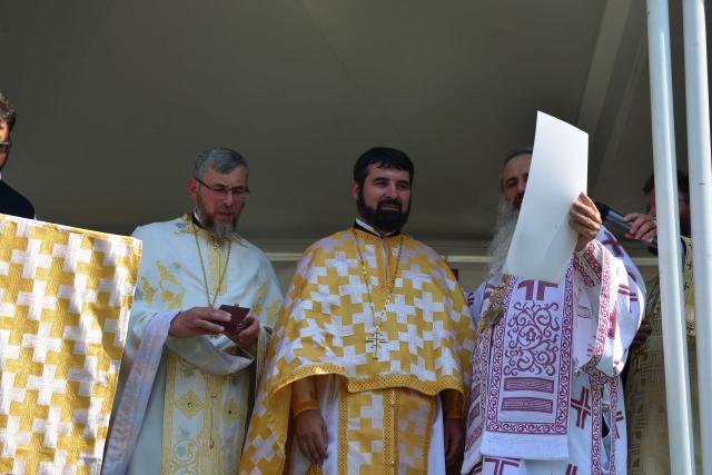 Părintele Mitropolit Teofan a târnosit Biserica din Grințieș – Neamț: „Dumnezeu ne tămăduiește de neputințe, dându-ne sănătatea iubirii”