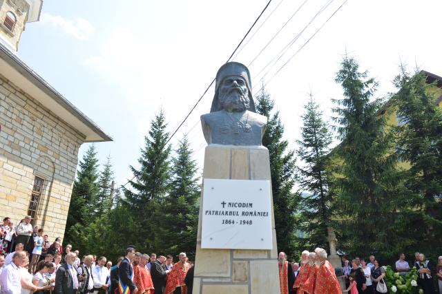 IPS Teofan a sfințit un monument dedicat Patriarhului Nicodim Munteanu