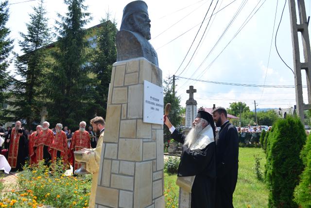 IPS Teofan a sfințit un monument dedicat Patriarhului Nicodim Munteanu