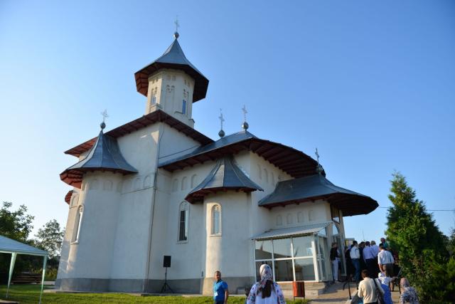 Biserica din Rediu – Ruginoasa a fost sfințită de Mitropolitul Moldovei și Bucovinei