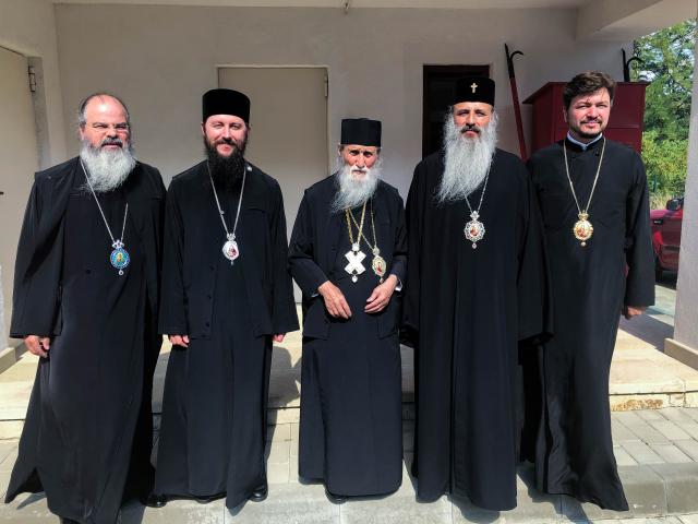 Mitropolitul Moldovei și Bucovinei, alături de IPS Părinte Arhiepiscop Pimen la împlinirea vârstei de 90 de ani