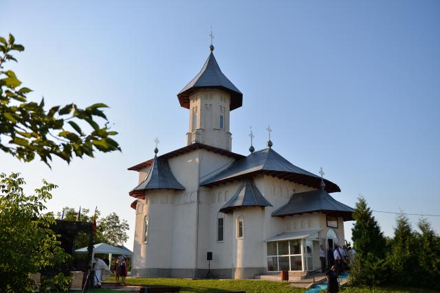 (Video) Biserica din Rediu – Ruginoasa a fost sfințită