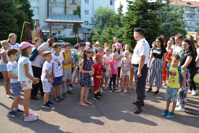 Copiii din Botoşani, învăţaţi cum să-şi salveze viaţa în caz de incendiu
