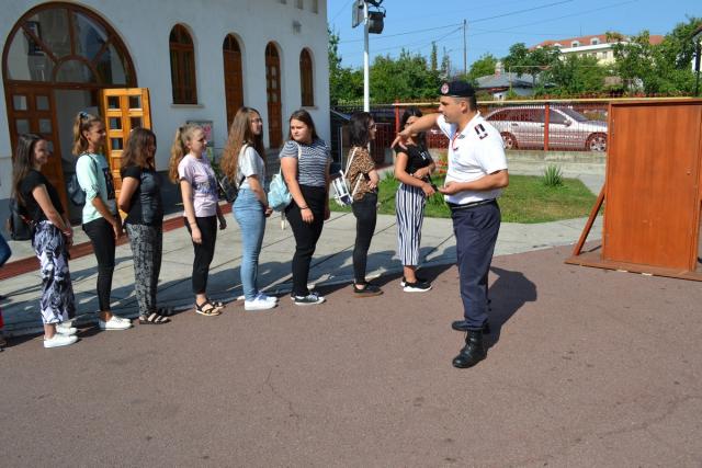 Copiii din Botoşani, învăţaţi cum să-şi salveze viaţa în caz de incendiu