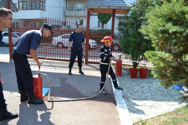 Copiii din Botoşani, învăţaţi cum să-şi salveze viaţa în caz de incendiu