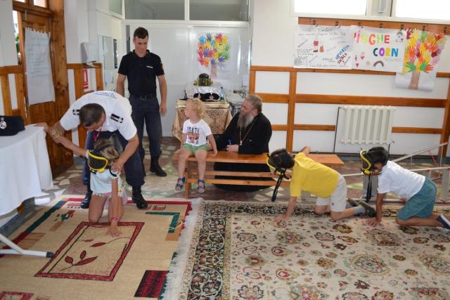 Copiii din Botoşani, învăţaţi cum să-şi salveze viaţa în caz de incendiu