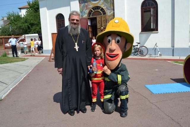 Copiii din Botoşani, învăţaţi cum să-şi salveze viaţa în caz de incendiu