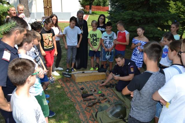Copiii din Botoşani, învăţaţi cum să-şi salveze viaţa în caz de incendiu