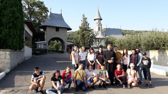 Pelerinaj al copiilor din Parohia Tomești I la mănăstirile din împrejurimile Iașului