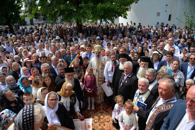 (Video) Biserica „Sfântul Ierarh Nicolae” din municipiul Botoșani a primit veșmântul resfințirii