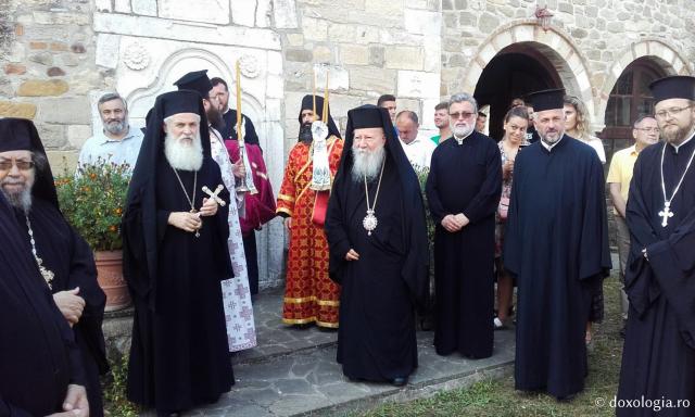 (Foto) Hramul Sfântului Cosma Etolul 2019 - mănăstirea din Albania care adăpostește mormântul Sfântului