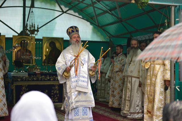 Părintele Mitropolit Teofan la hramul Mănăstirii Bistrița – Neamț: „Maica Domnului este chipul cel mai concret al smereniei”
