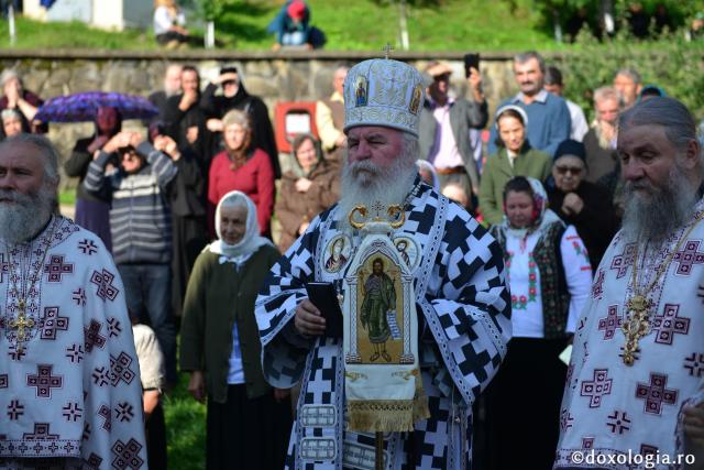 Slujbă arhierească la Mănăstirea Sihla - IPS Mitropolit Ioan: „Ce fericiți au fost că au gustat din lumina taborică”