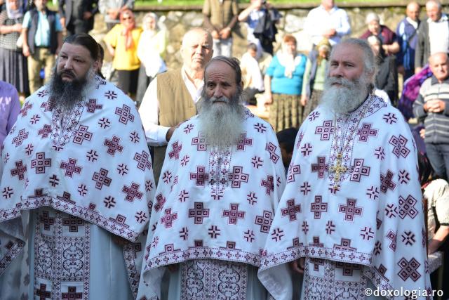 Slujbă arhierească la Mănăstirea Sihla - IPS Mitropolit Ioan: „Ce fericiți au fost că au gustat din lumina taborică”