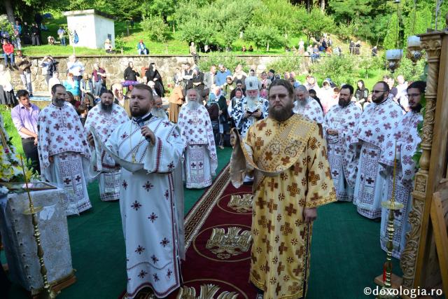 Slujbă arhierească la Mănăstirea Sihla - IPS Mitropolit Ioan: „Ce fericiți au fost că au gustat din lumina taborică”
